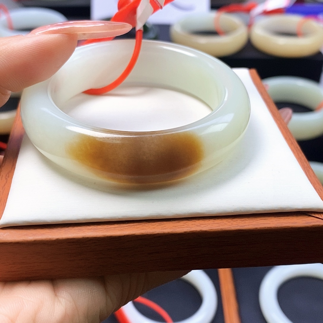 和田玉未镶嵌手镯