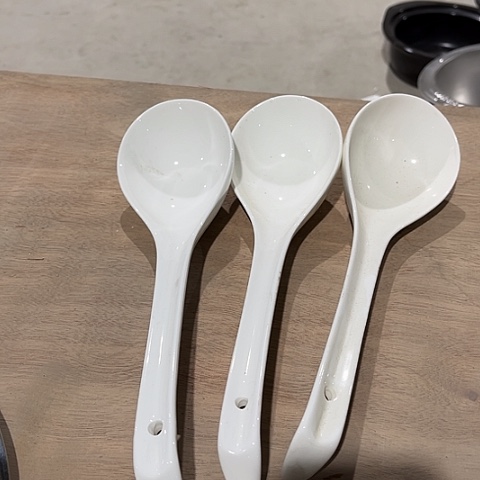 微瑕，不能明火，约口径26厘米大勺3个