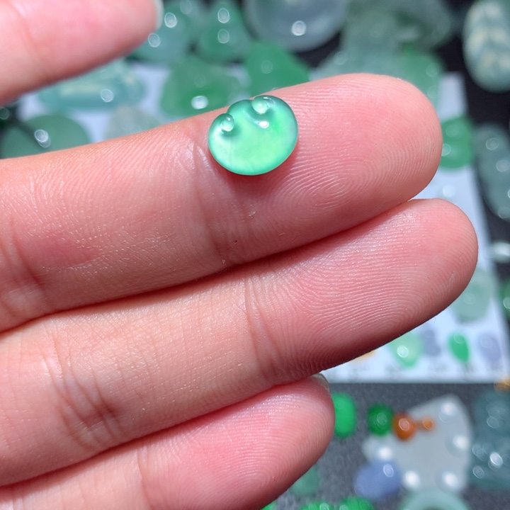 翡翠颈饰未镶嵌如意