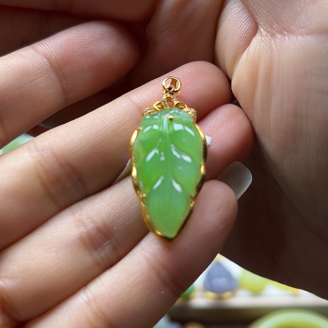 和田玉吊坠18K金镶嵌