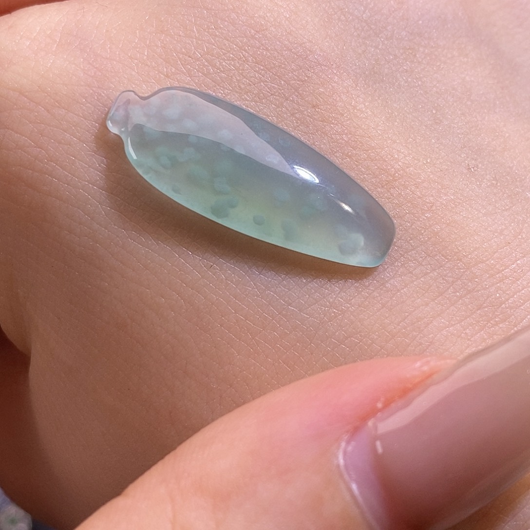 翡翠未镶嵌颈饰花瓶