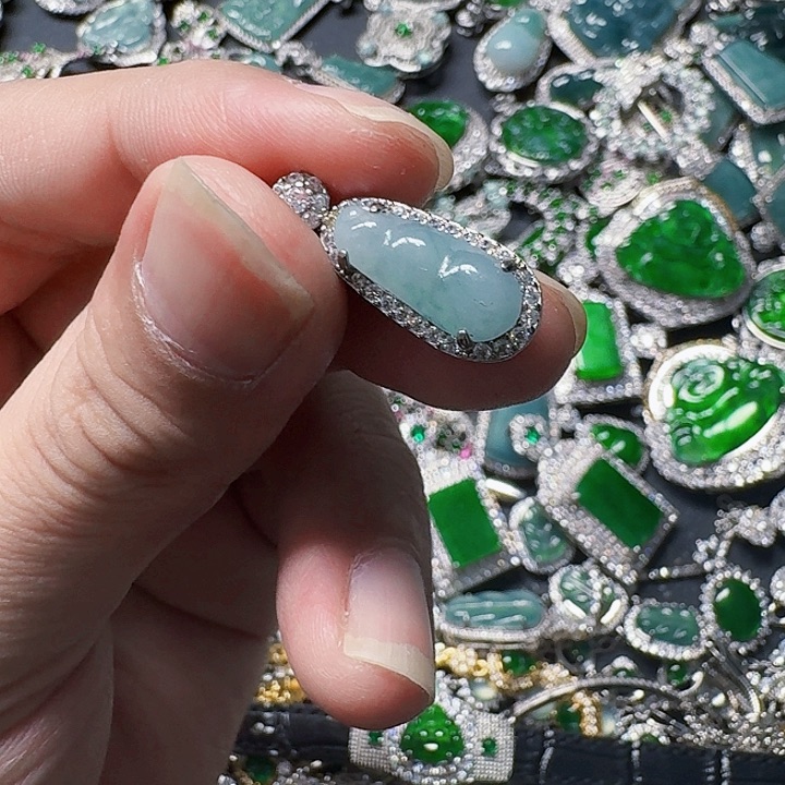 翡翠颈饰未镶嵌天然A货翡翠放漏