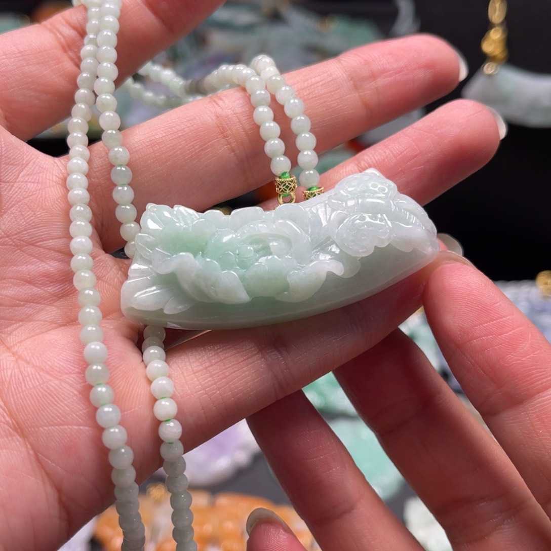 翡翠未镶嵌颈饰vvvvgggggghbhhhb