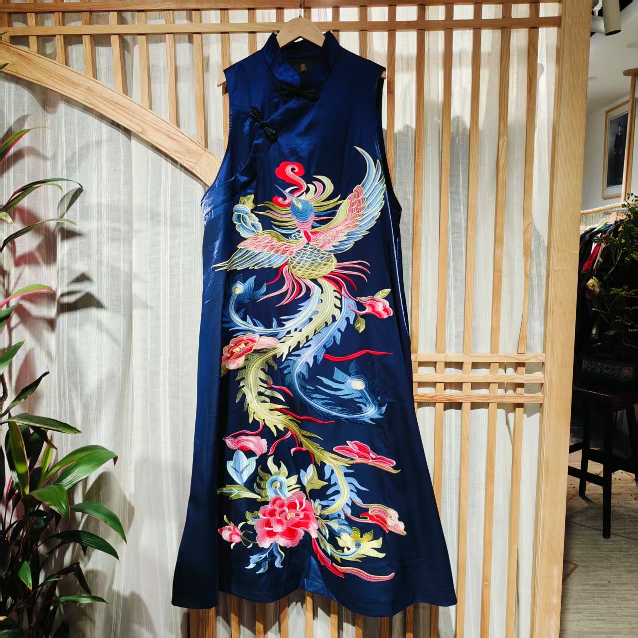 凤徕兮私人定制蓝底彩凤刺绣盘扣立领马甲连衣裙  (LS223-10)