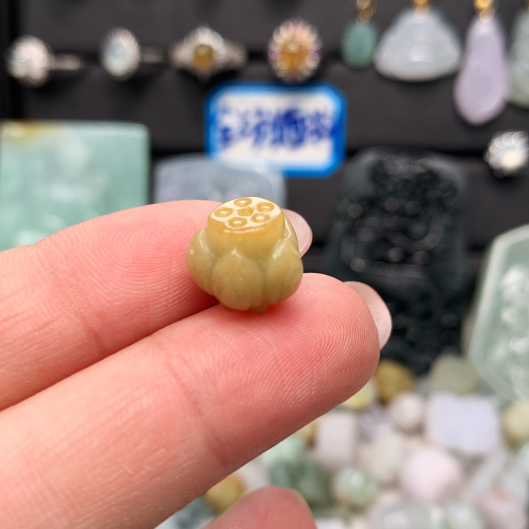 翡翠未镶嵌颈饰莲花