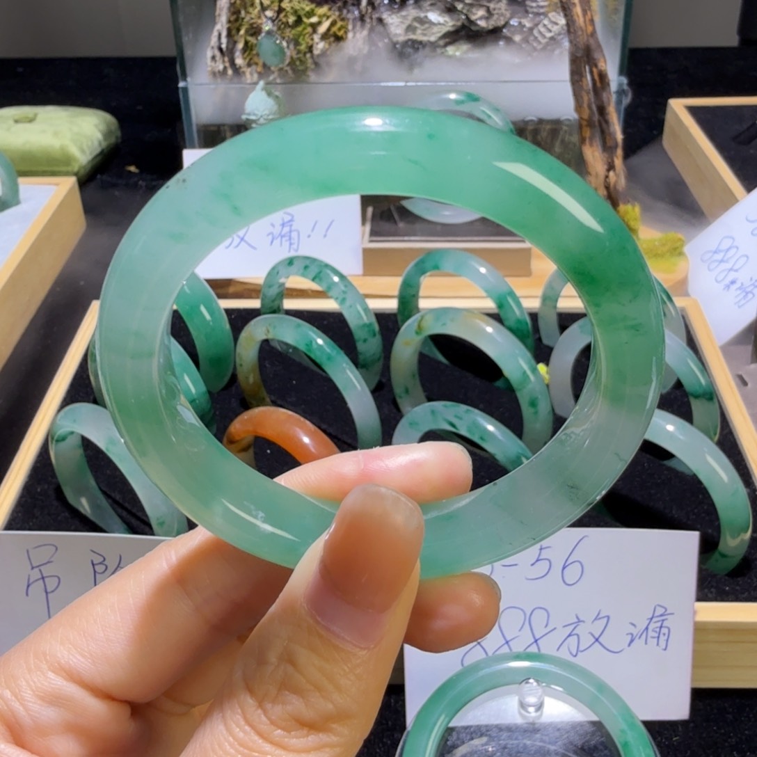 石英质玉（非洲翠）手镯未镶嵌