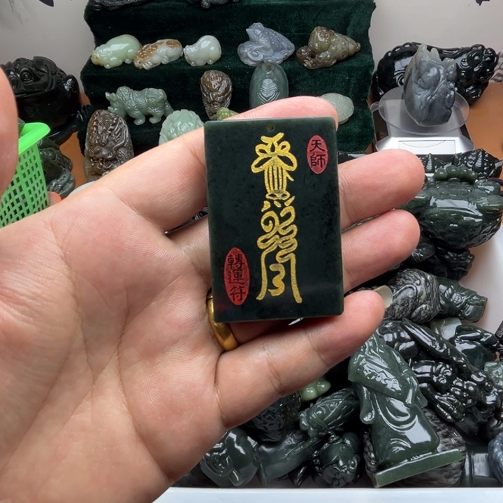 和田玉未镶嵌把件