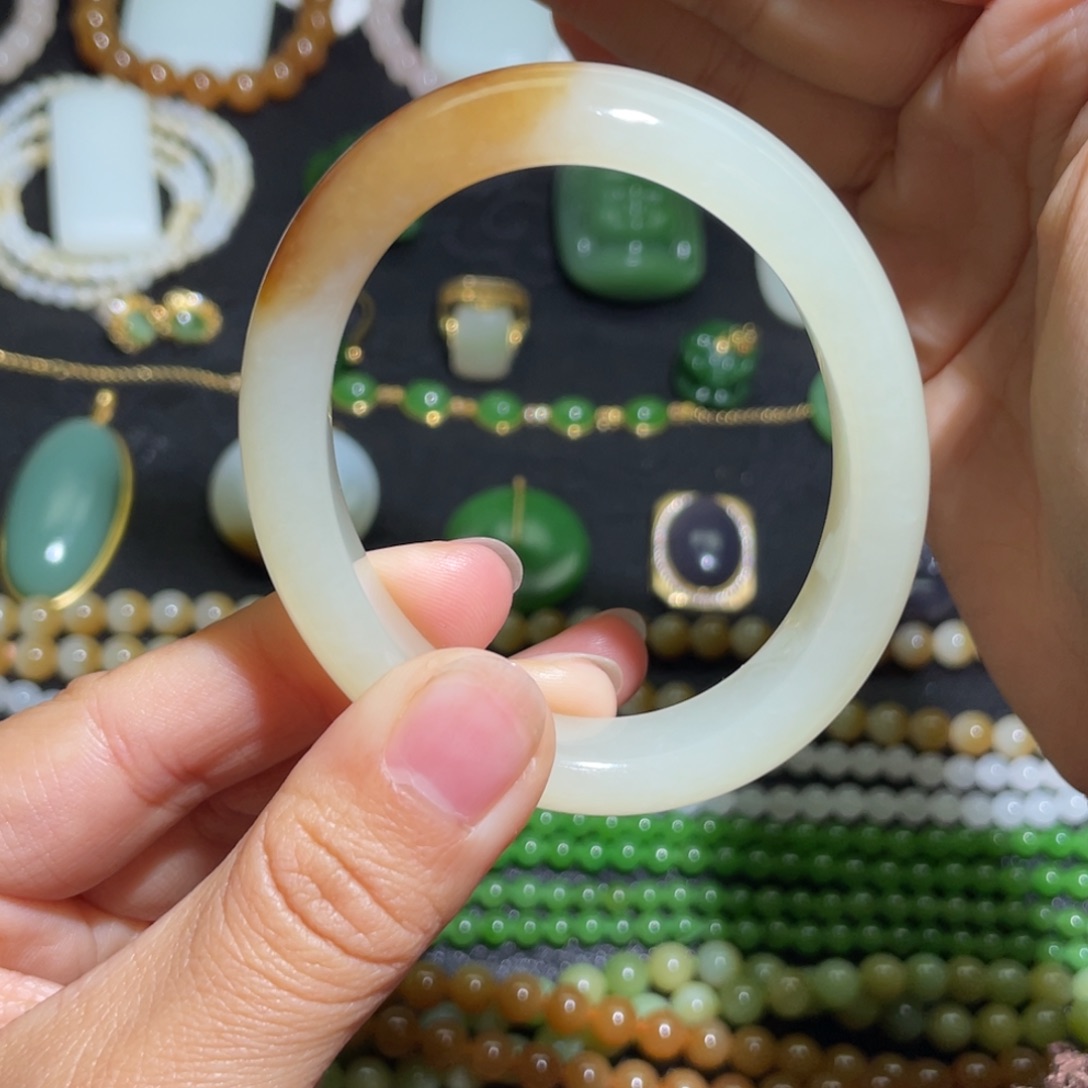 和田玉新疆且末一口糖手镯48-50圈口未镶嵌