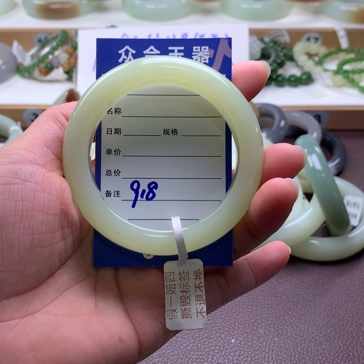 和田玉未镶嵌手镯