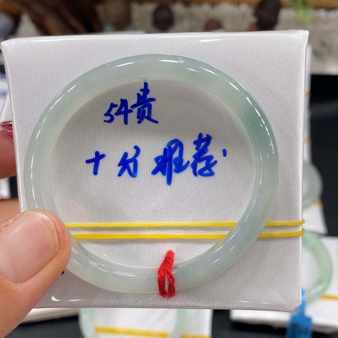 翡翠手镯未镶嵌翡翠