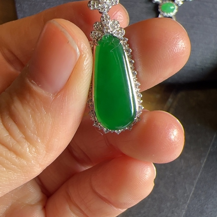 翡翠吊坠(不含链)18K金镶嵌翡翠吊坠项链