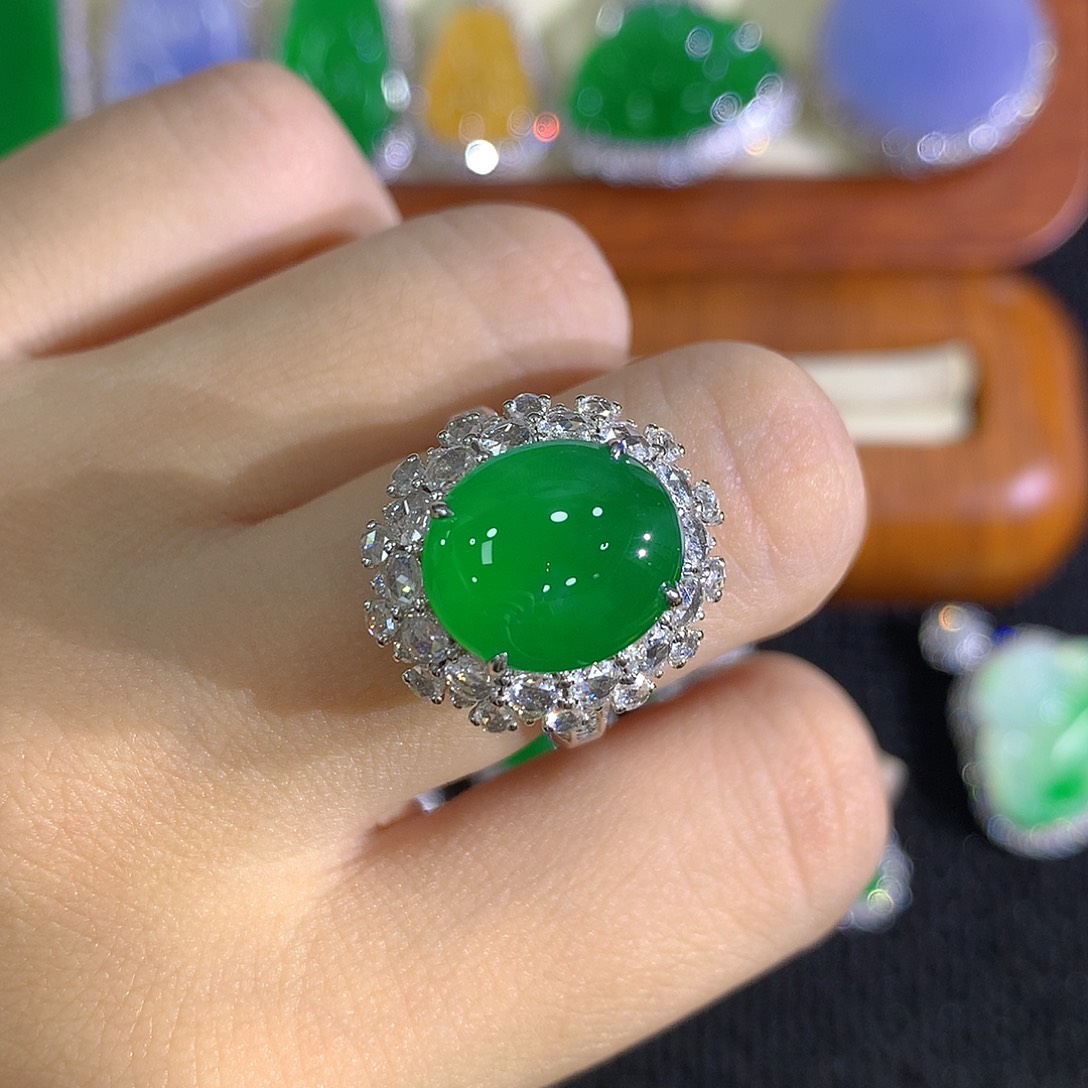 18K金镶嵌戒指翡翠猫**皮蛋面