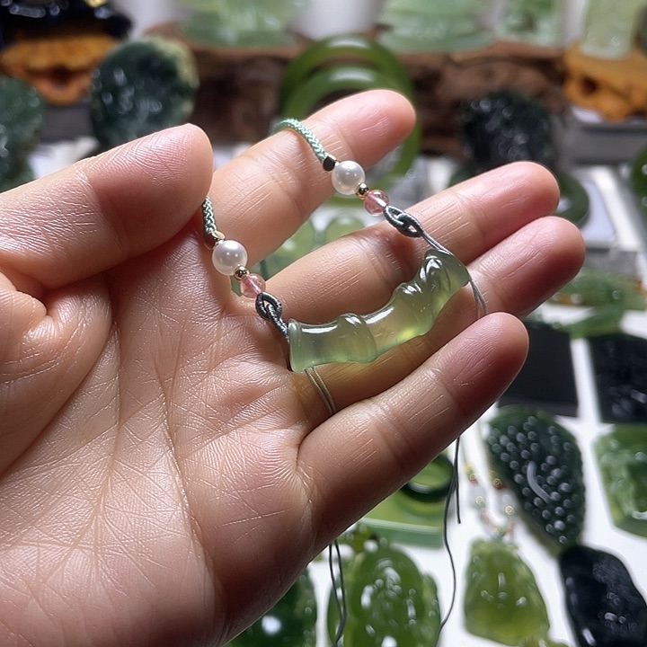 蛇纹石玉颈饰未镶嵌