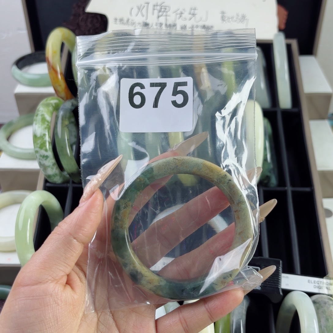 蛇纹石玉未镶嵌手镯云*