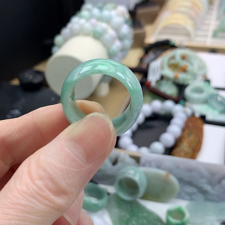 翡翠手镯未镶嵌吊坠