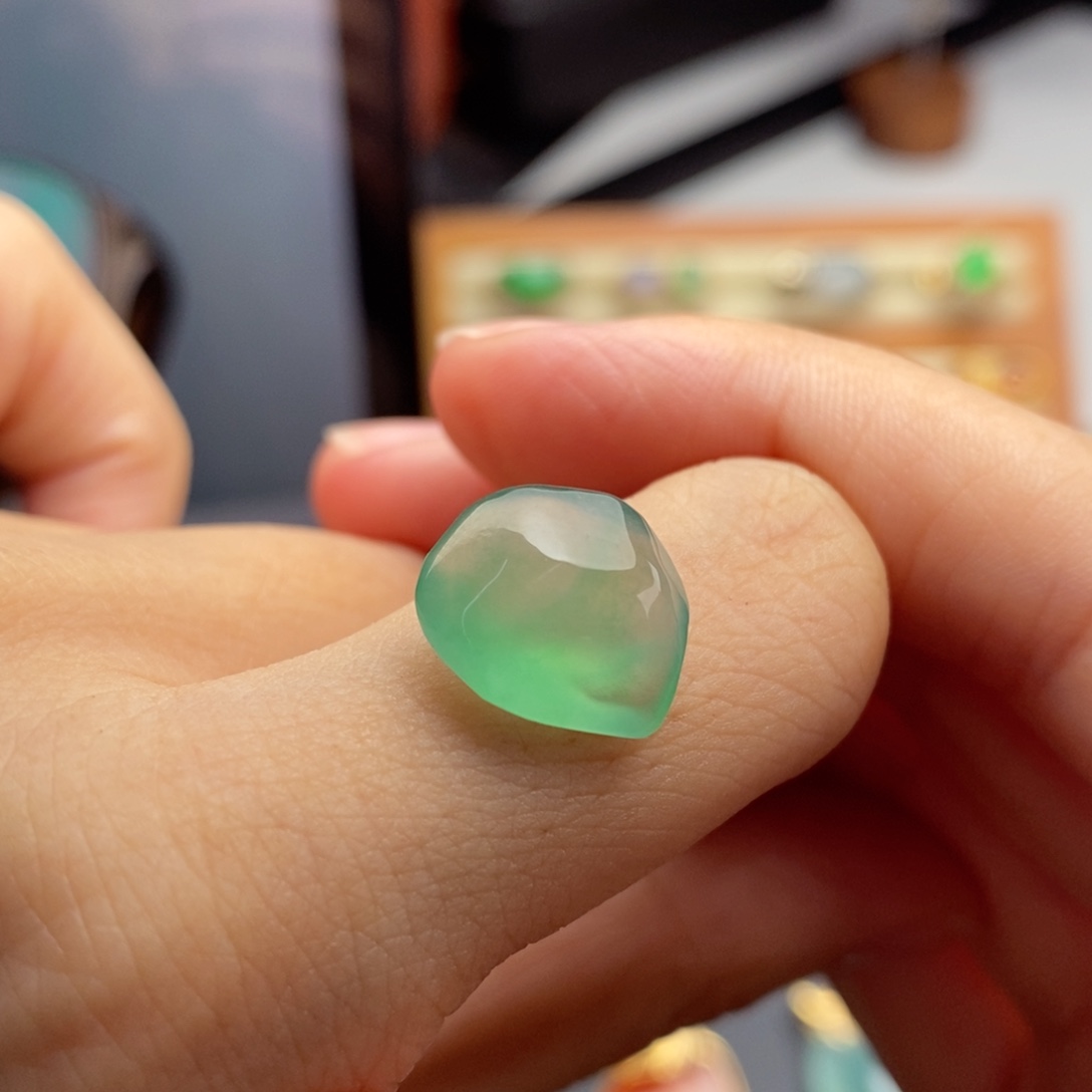 未镶嵌定制翡翠甜绿小可爱