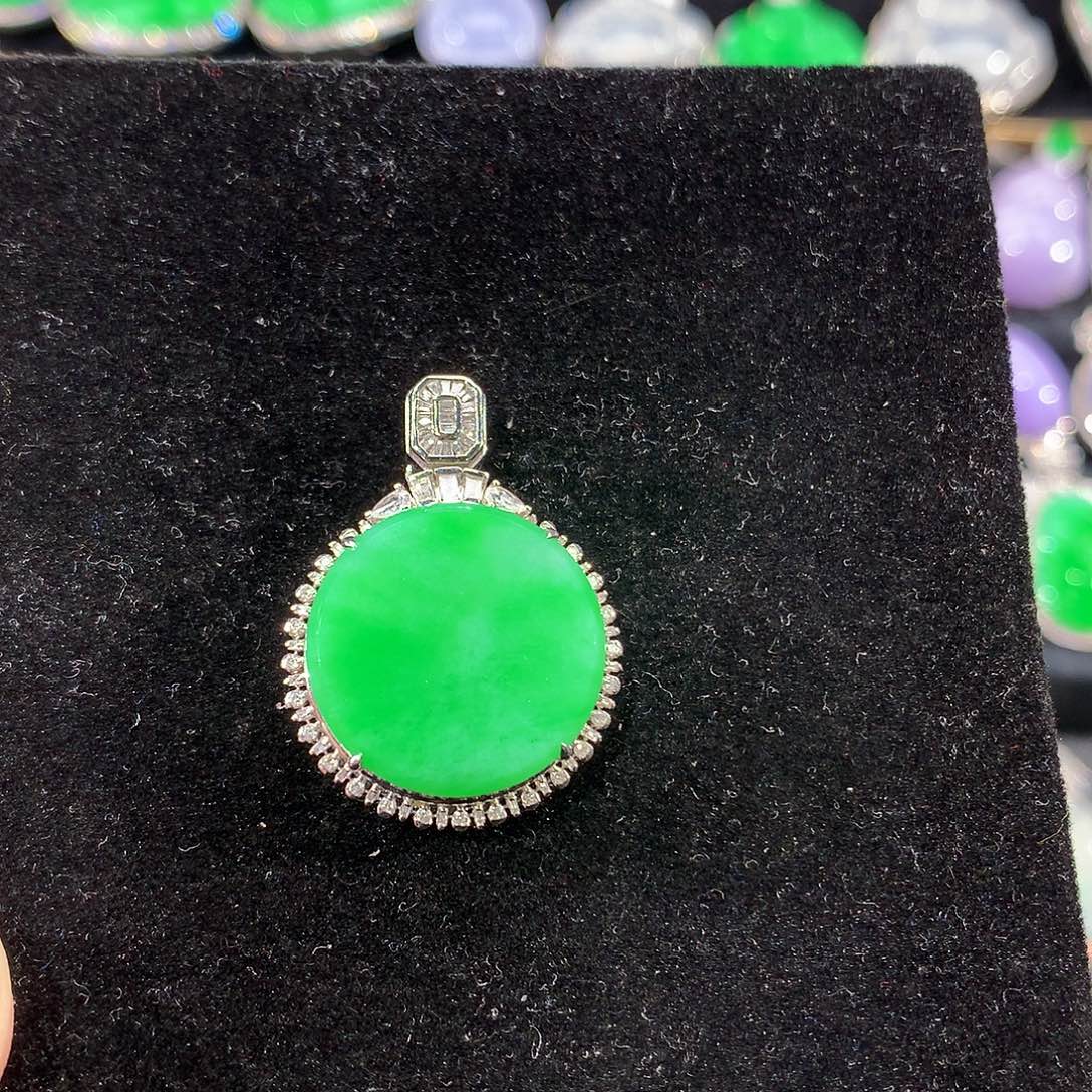 翡翠18K金镶嵌颈饰