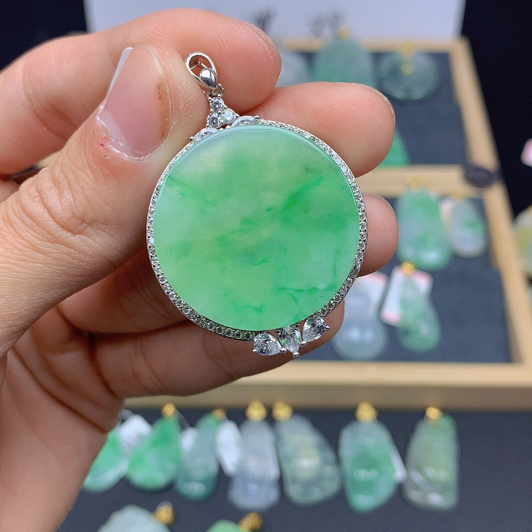 翡翠颈饰未镶嵌翡翠