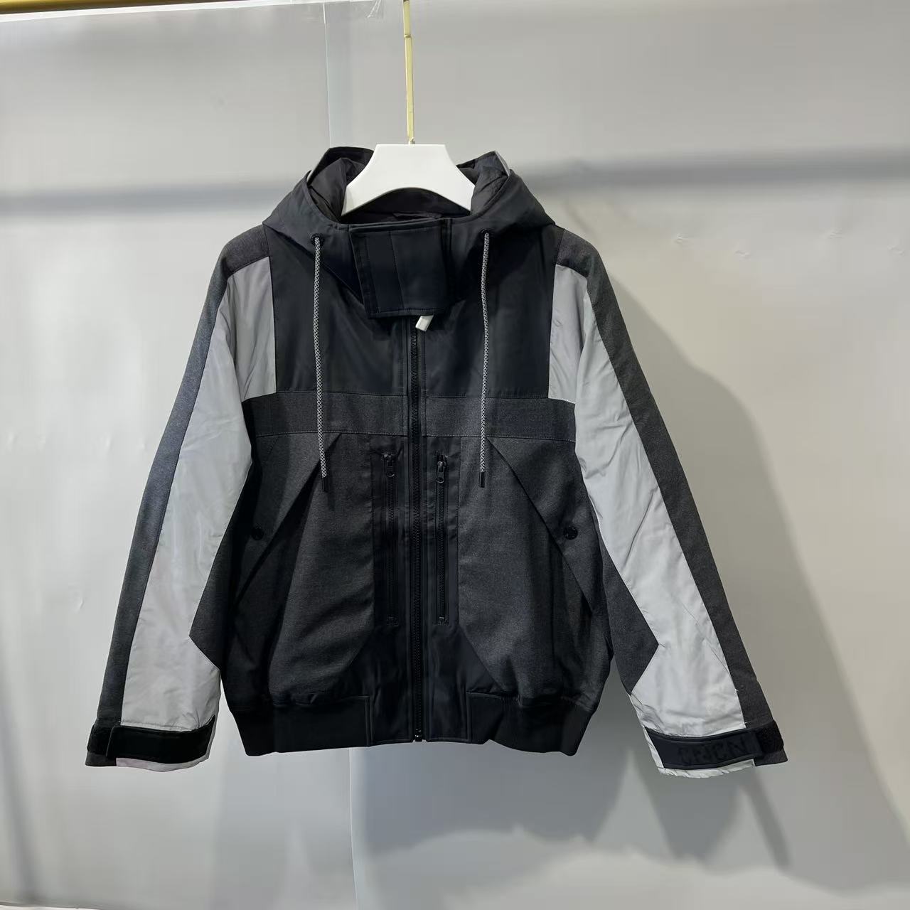 R-3 CN 25秋冬男士黑色机能风拼接连帽羽绒服 CNEY50286 50286