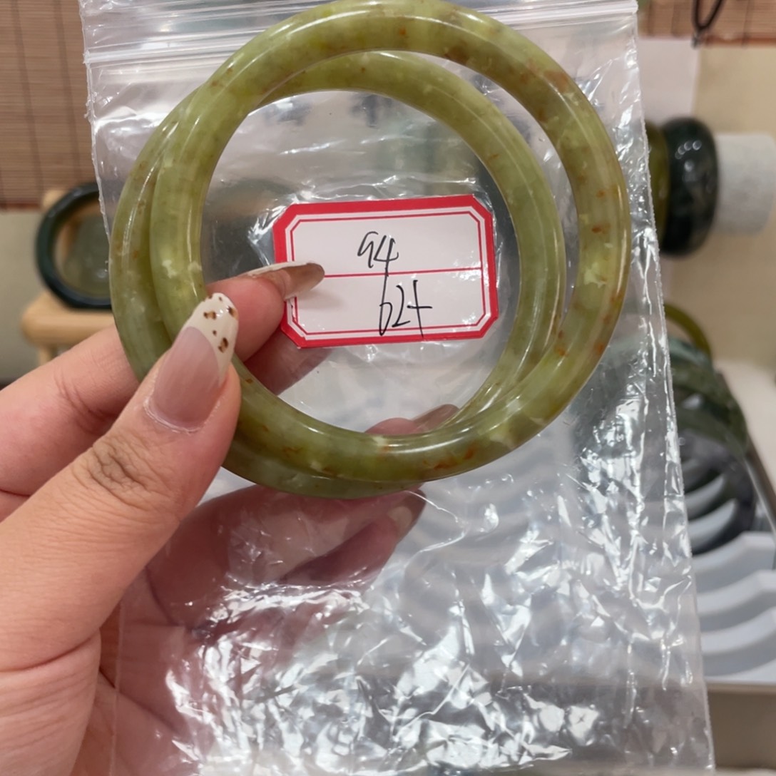 蛇纹石玉手镯未镶嵌