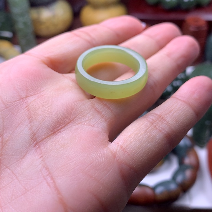 岫岩老玉（透闪石质玉）戒圈未镶嵌