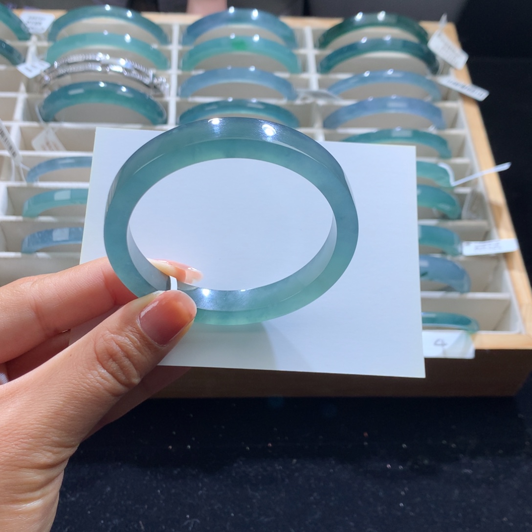 婉***婉翡翠未镶嵌手镯冰蓝绿