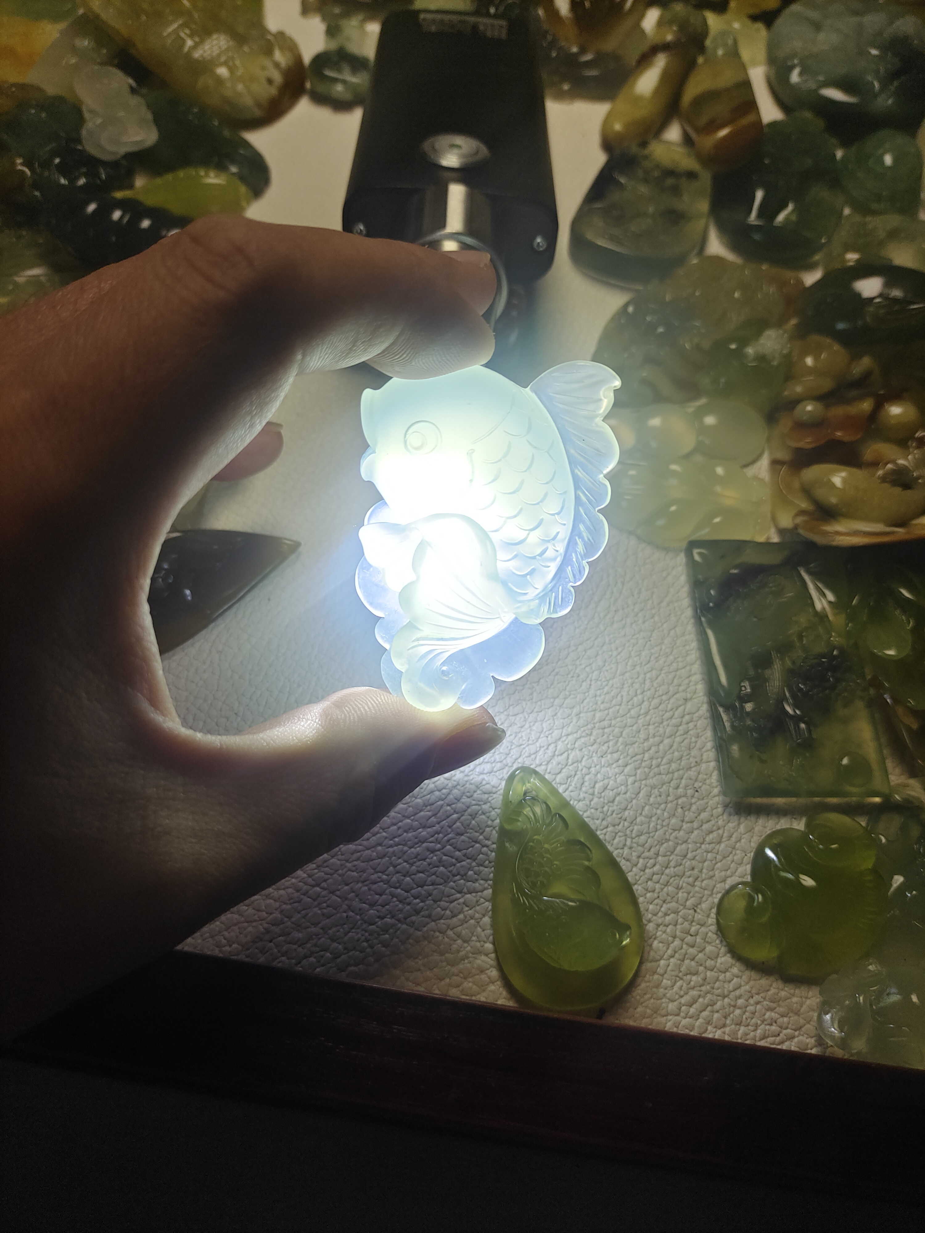 天然岫玉  手工立体雕刻 年年有余 造型优美  料质冰透  