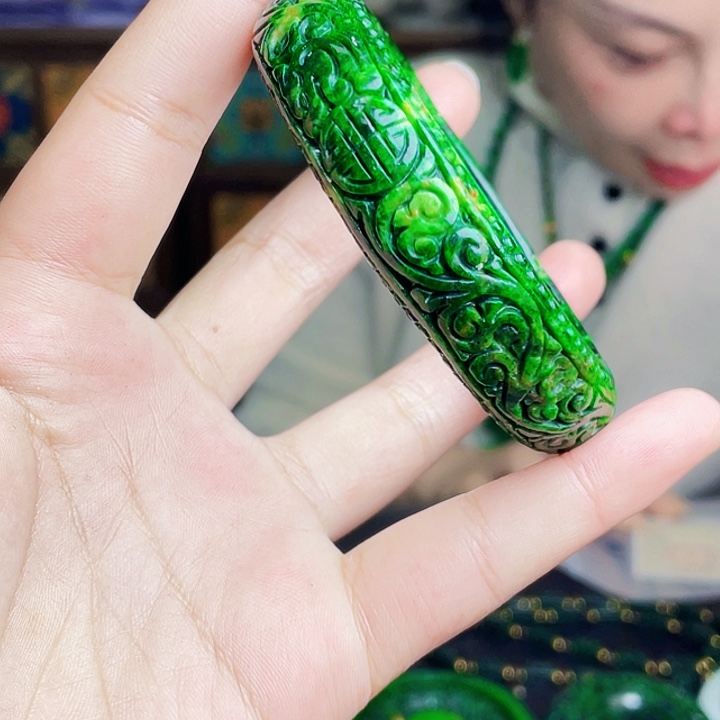 翡翠未镶嵌颈饰多样性57.8