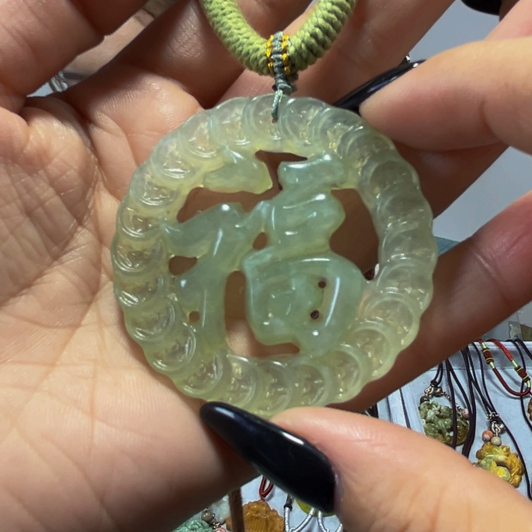 蛇纹石玉未镶嵌颈饰