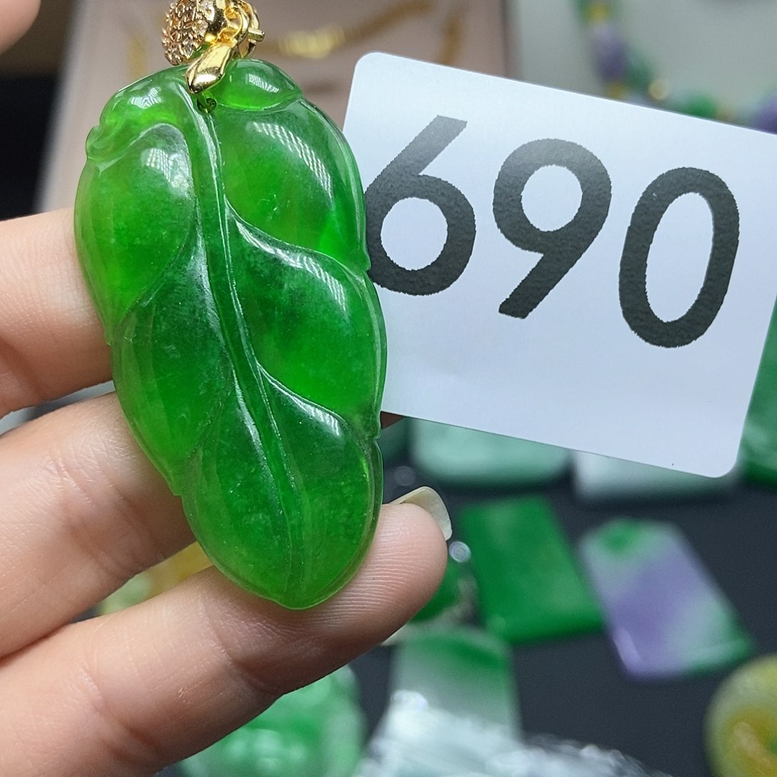 翡翠吊坠(赠链)未镶嵌