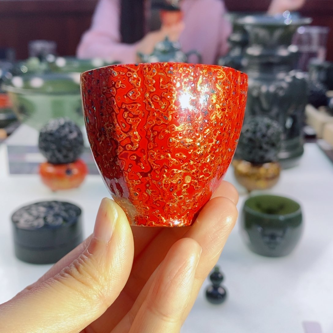 红色大漆葵口茶杯