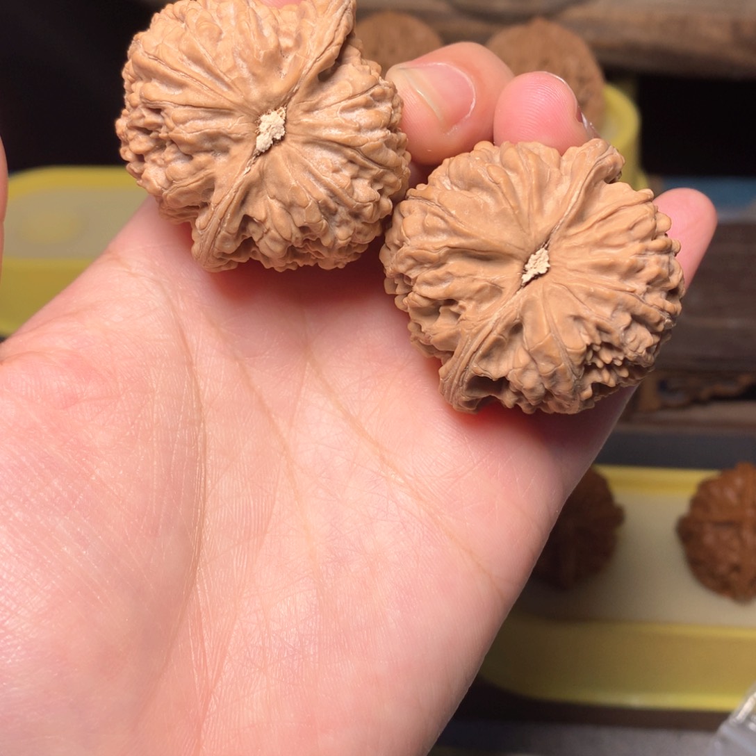 文玩核桃把件牡丹纹