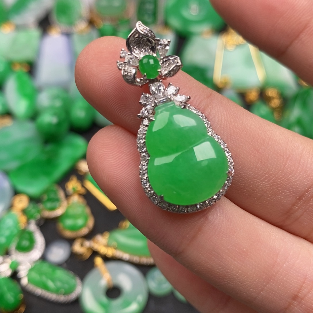 ༺***༻翡翠18K金镶嵌颈饰翡翠