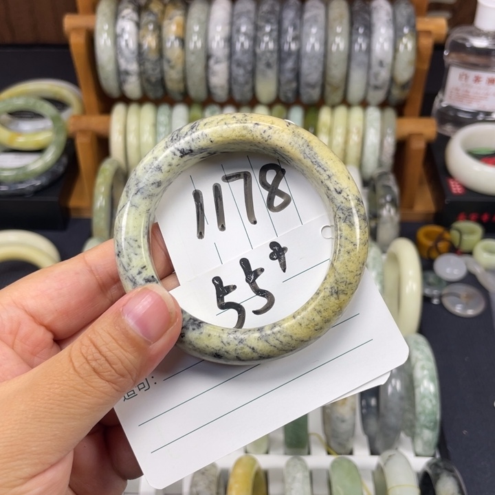 蛇纹石玉未镶嵌手镯