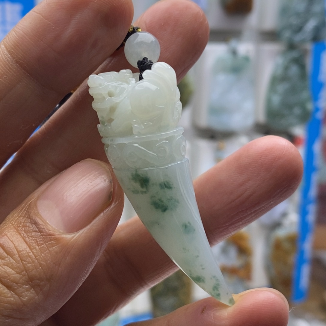 翡翠颈饰未镶嵌牙