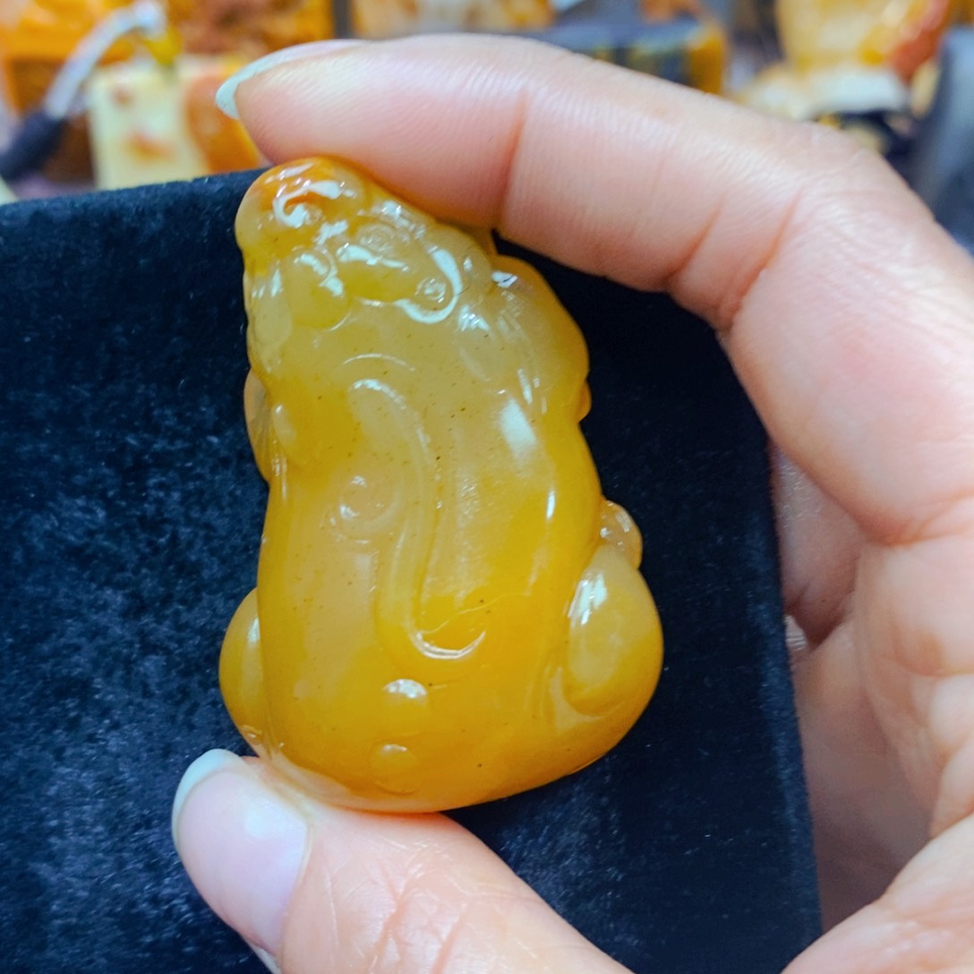 未镶嵌石英质玉（黄龙玉）颈饰