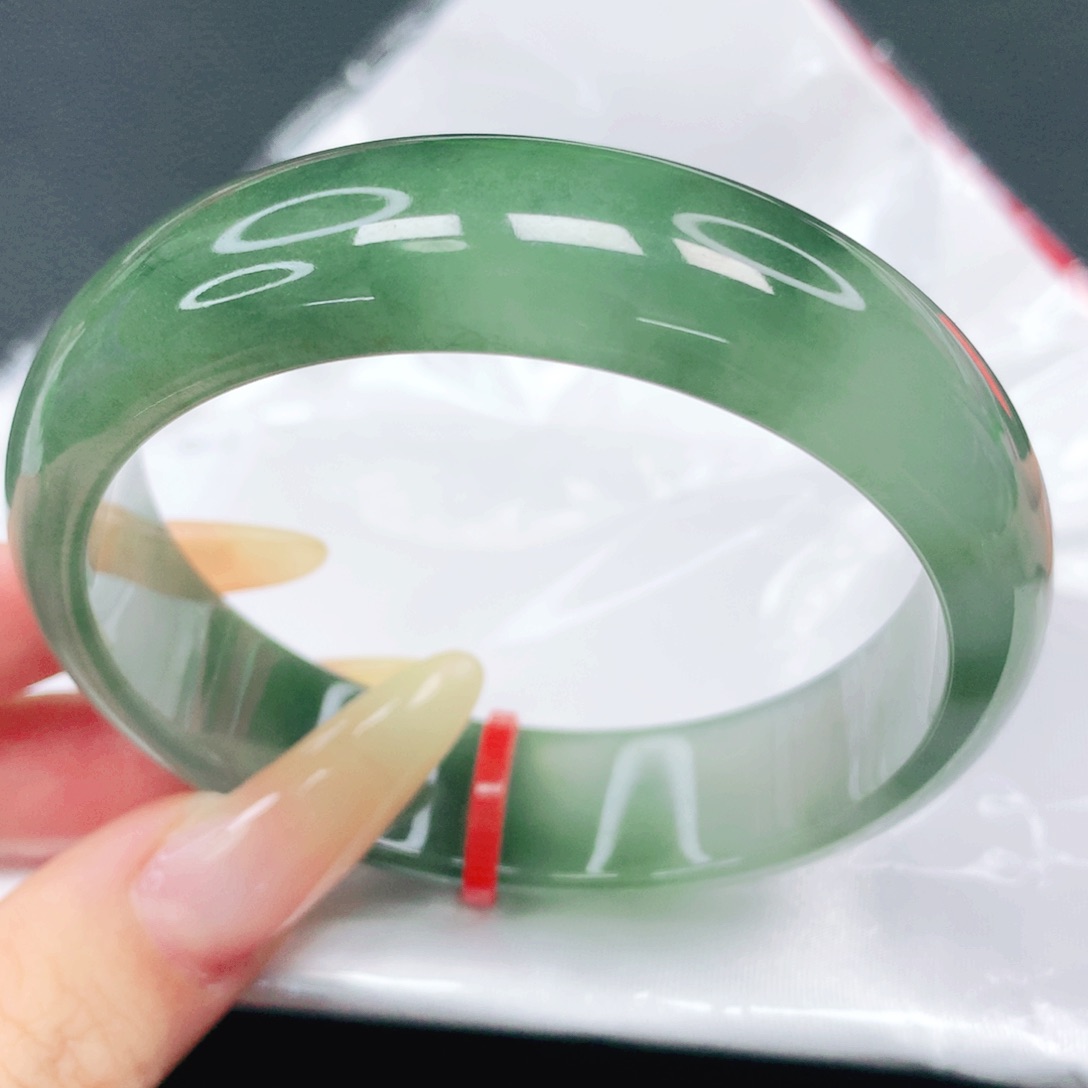 翡翠手镯未镶嵌56。