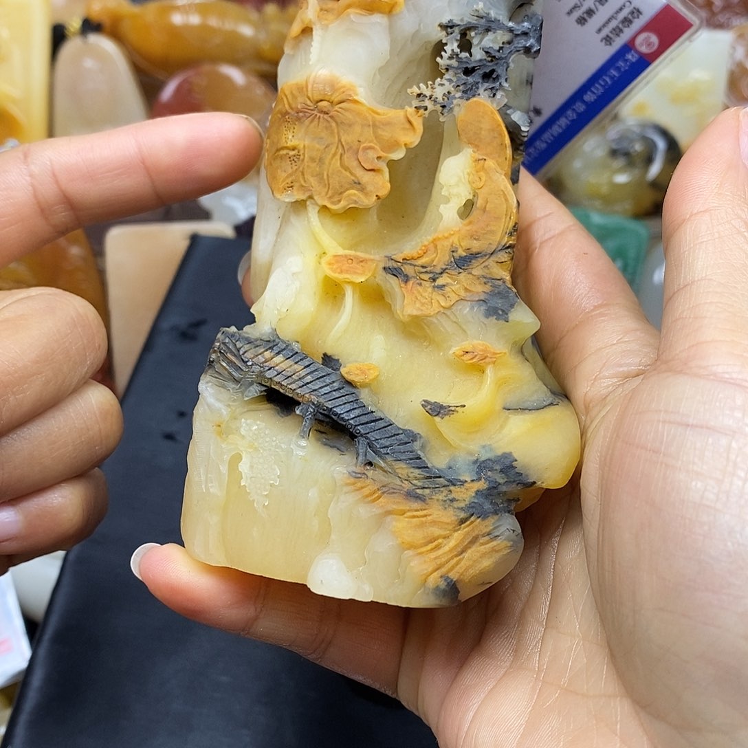 石英质玉（黄龙玉）颈饰未镶嵌