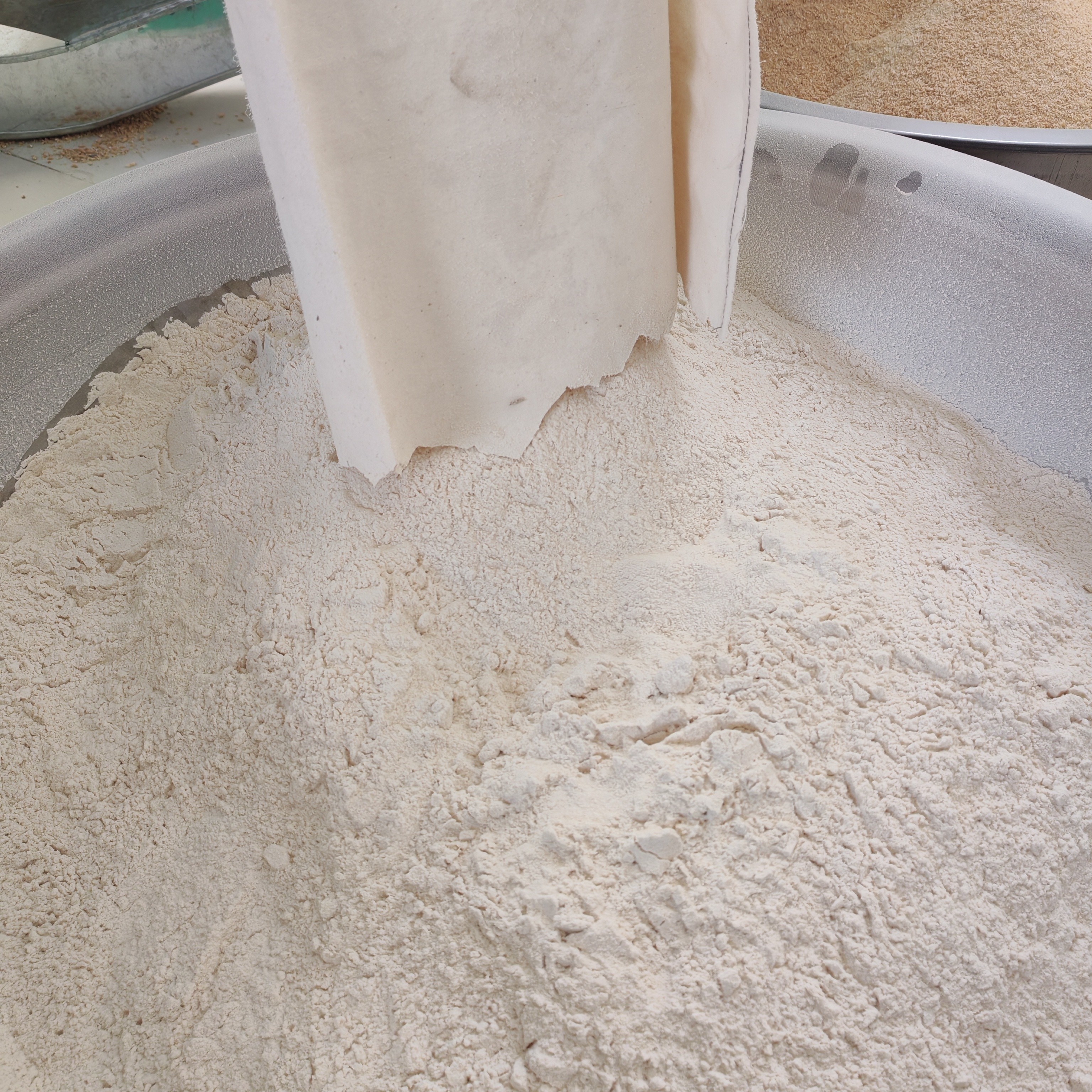 农村自磨面粉 不添加 不提取 含麦麸 优选高质量小麦 颜色微黄