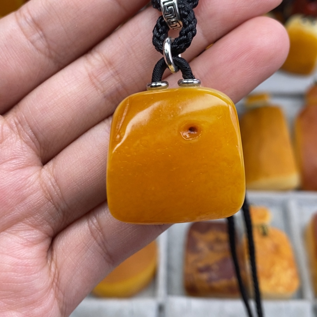 琥珀吊坠(赠链)未镶嵌