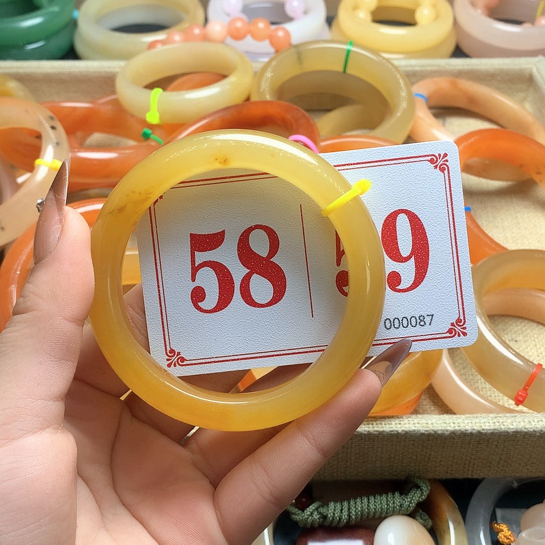 未镶嵌石英质玉（黄龙玉）手镯