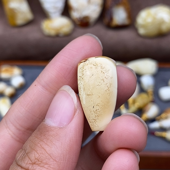 琥珀裸石未镶嵌13三通y53