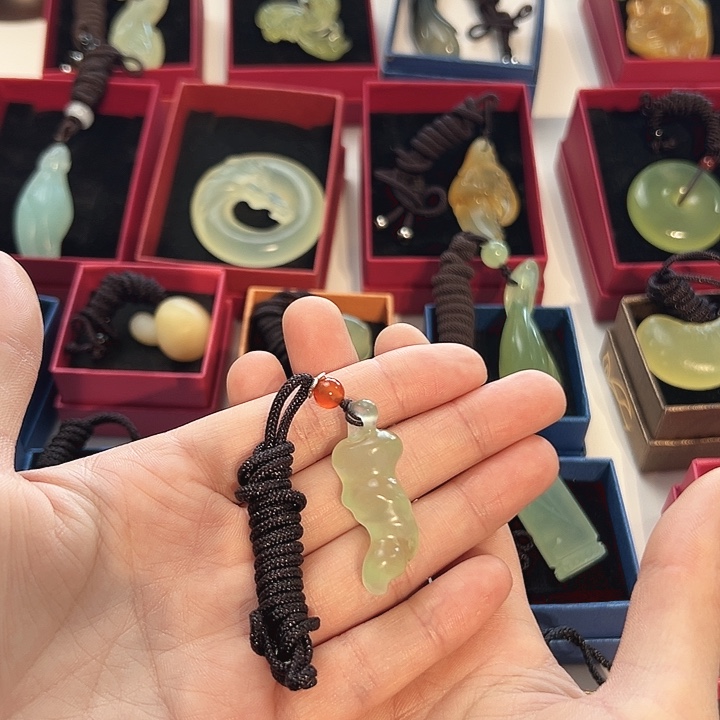 蛇纹石玉未镶嵌吊坠(赠链)