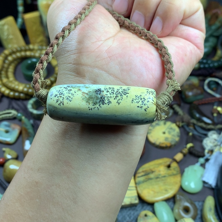 吊坠(赠链)未镶嵌岫岩河磨玉（透闪石质玉）
