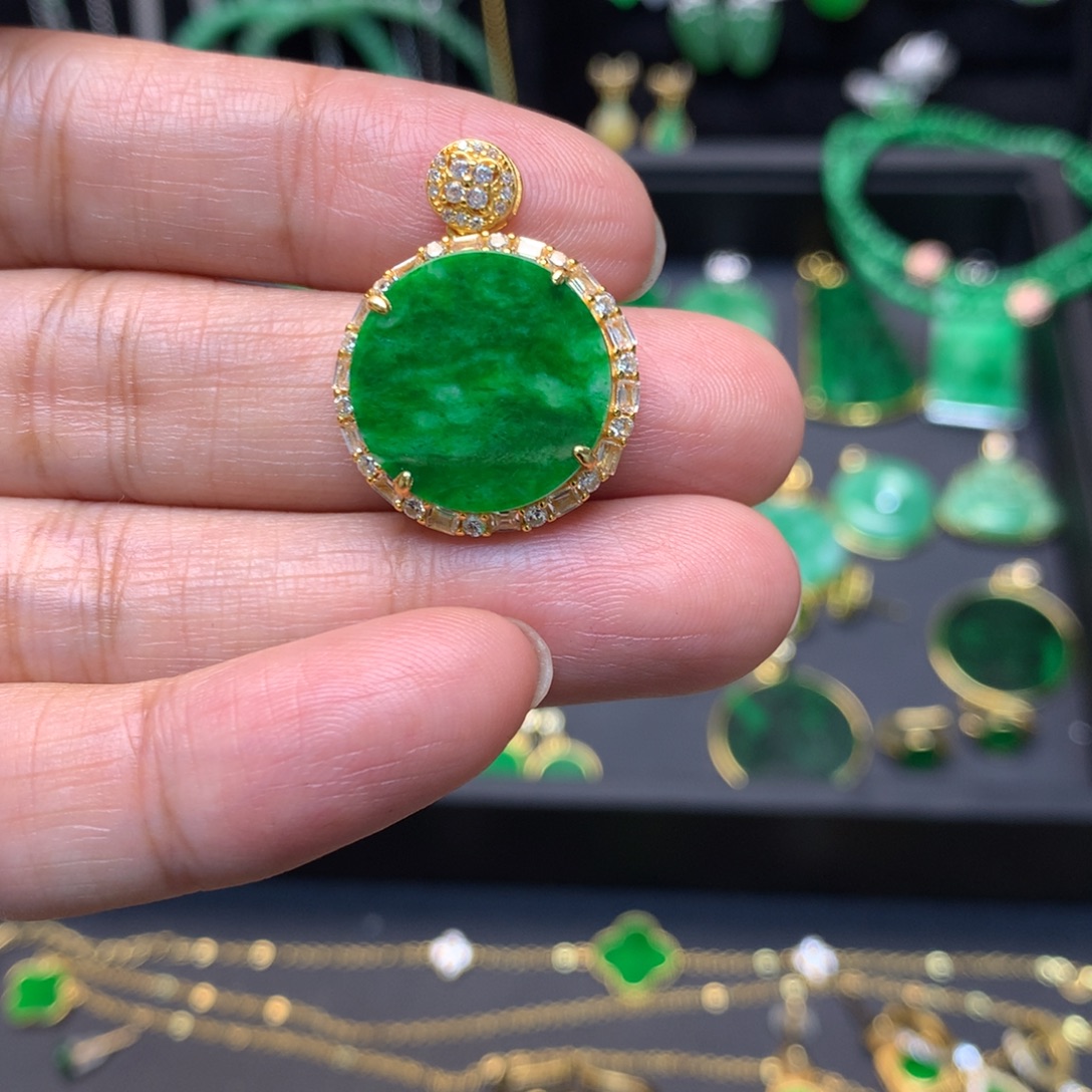 Q***Y翡翠未镶嵌颈饰有纹