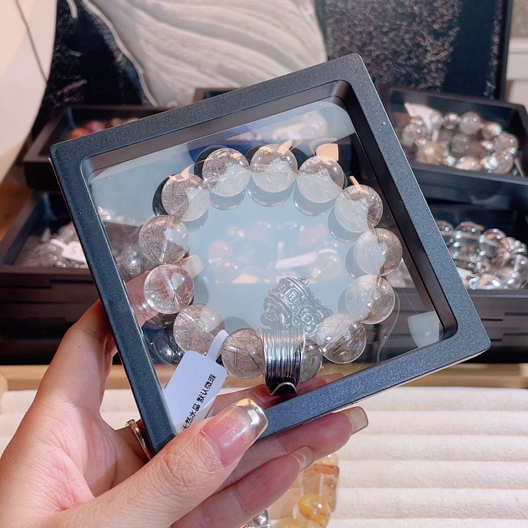 水晶手串未镶嵌莫*。手串