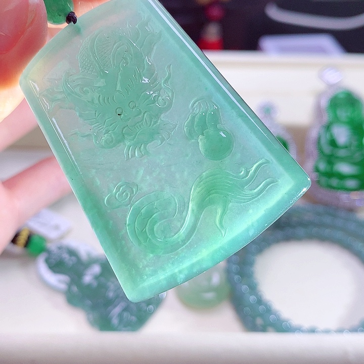 翡翠颈饰未镶嵌天然