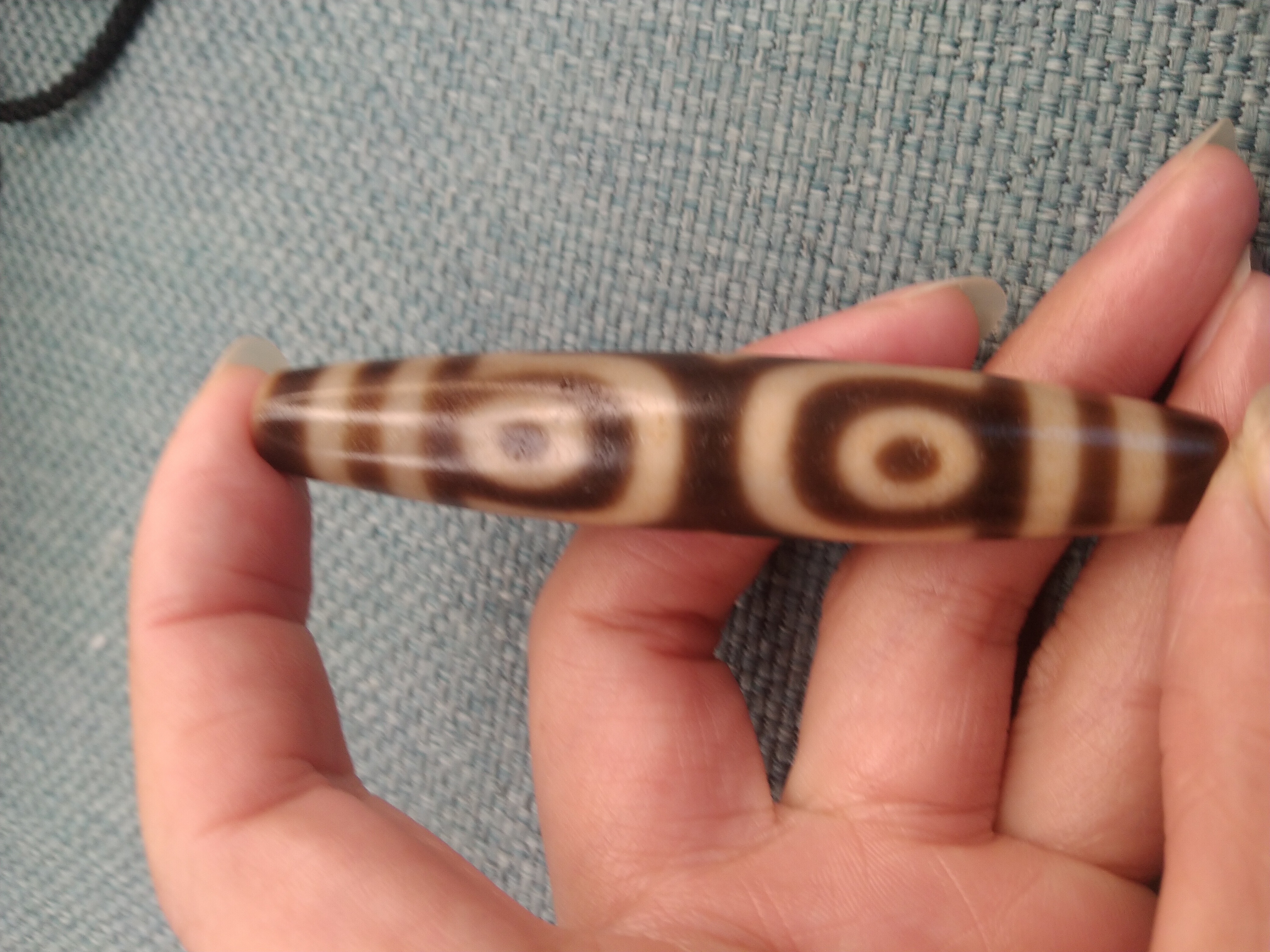 藏区三眼珠珠玛瑙材质吊坠