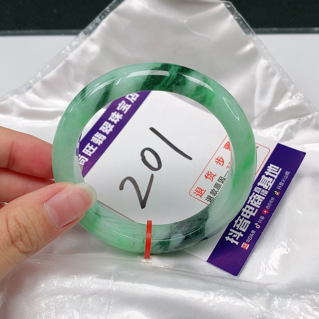 翡翠手镯未镶嵌翡翠12