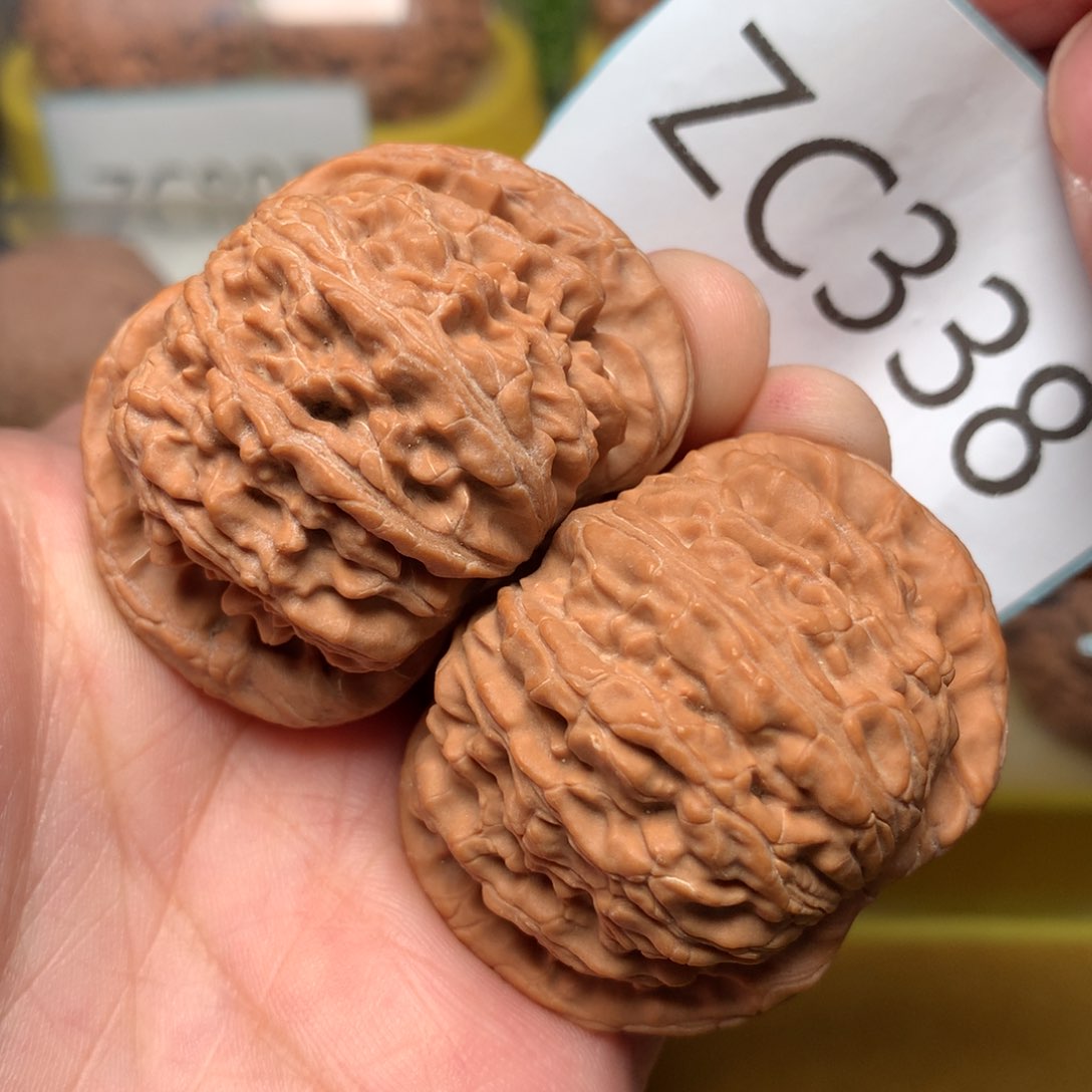 文玩核桃把件粗筋红皮闷白45